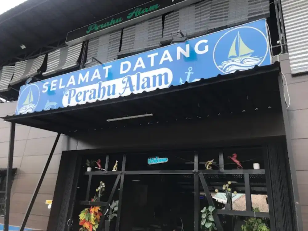 Loker di perahu alam resto