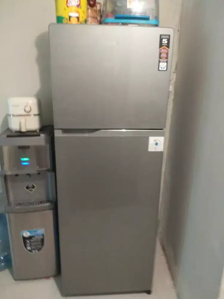 Dijual kulkas 2 pintu Polytron