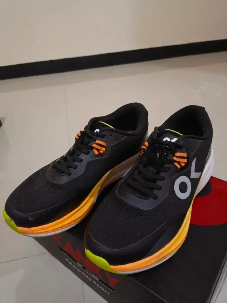 Dijual Sepatu Kanky Supreme Black and White (Size 44, Insole 28,5 cm)