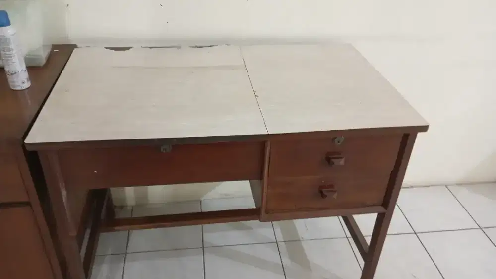 Meja  Jati Kuno utuh  umur lebih dari 50 tahun dan utuh model 3 laci