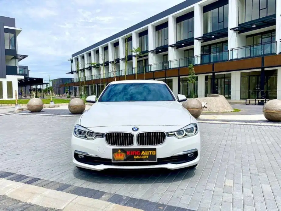 BMW 320i Luxury Line 2.0 AT 2018