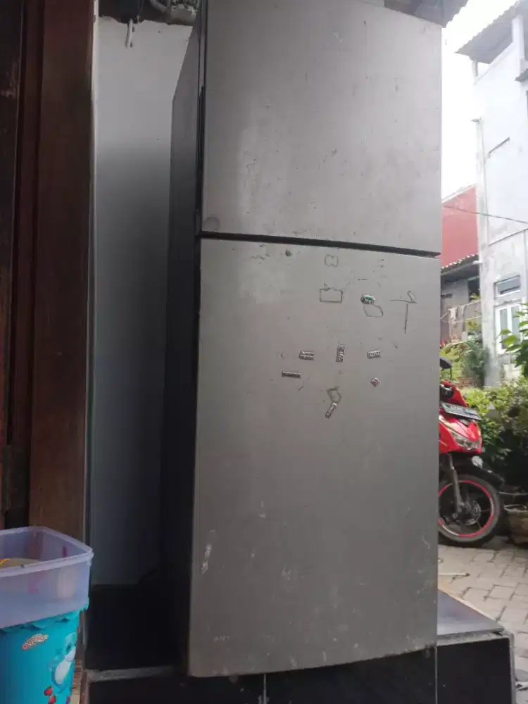 D jual kulkas 2 pintu merk elektroluk