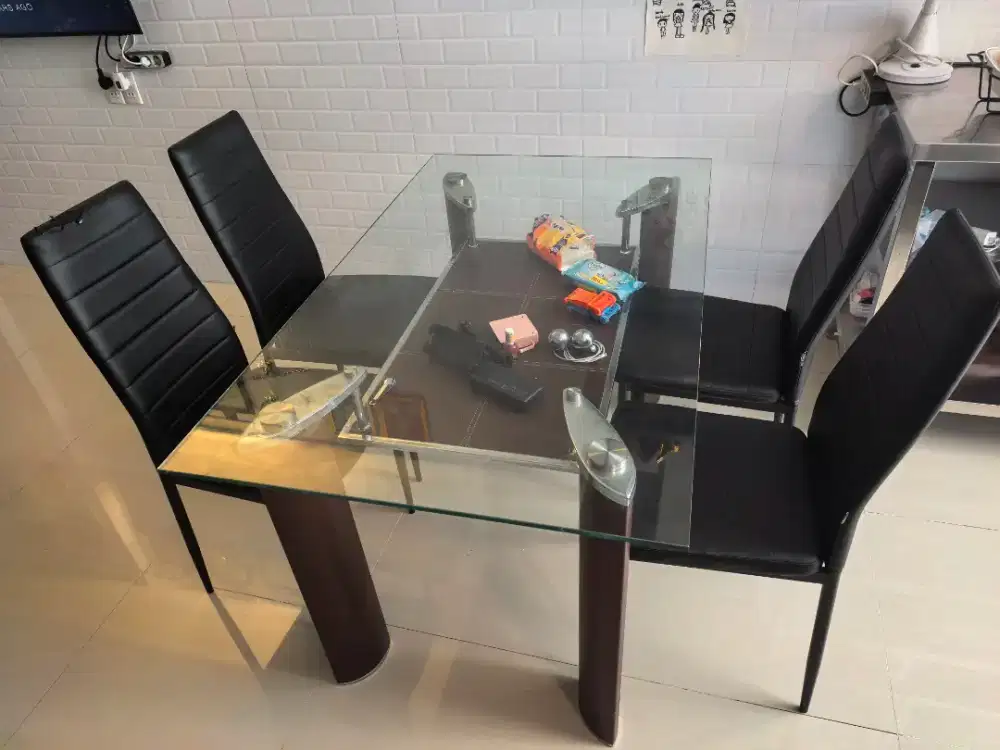 Meja makan dengan kursi