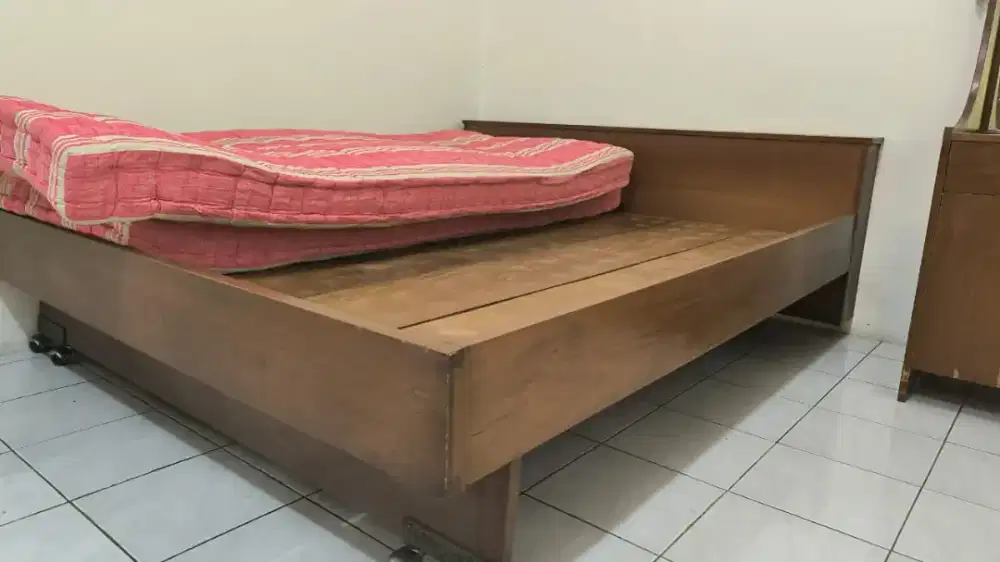 Tempat Tidur Jati uk 1.8 x 2.0 utuh kuno lebih dari 50 tahun