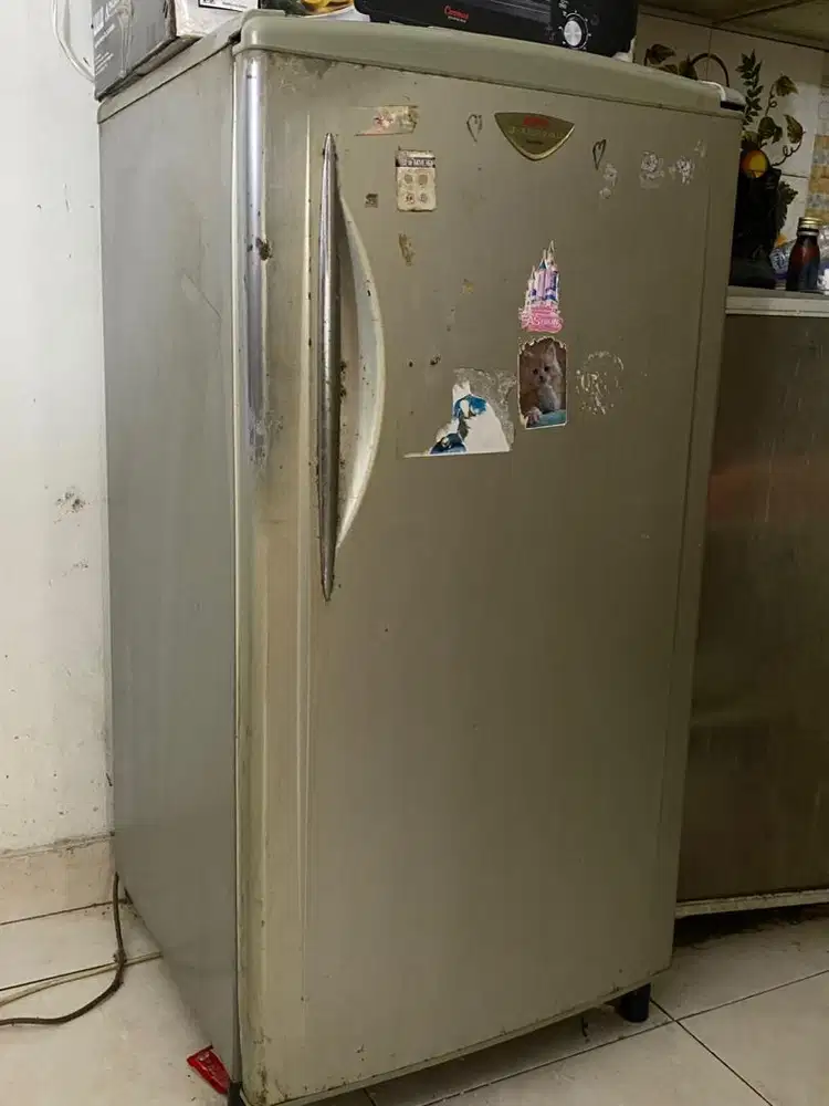 Kulkas Sanyo Second.