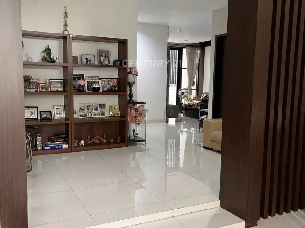 Rumah Megah 3 Lantai Area Boulevard Taman Permata Buana III