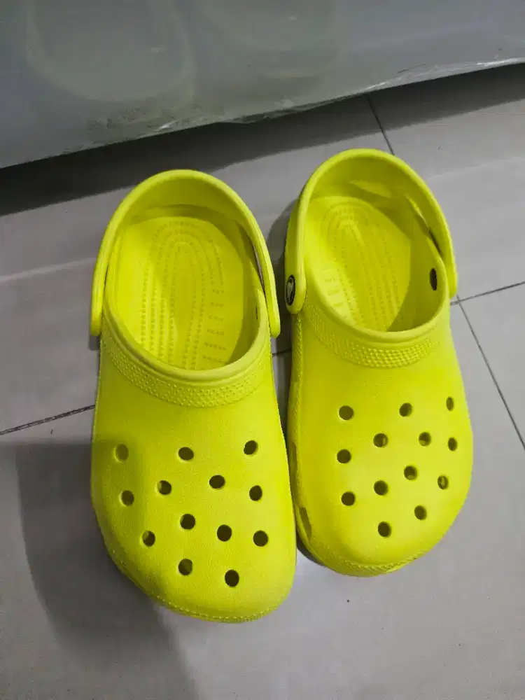 Sendal Crocs warna kuning