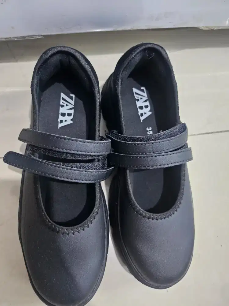 Sepatu Zara warna hitam