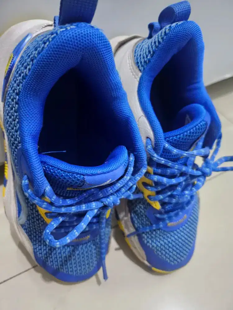 Sepatu under Armour biru