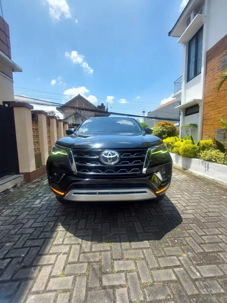 DIJUAL : Toyota Fortuner 2.4 VRZ Diesel A/T 2021 Hitam