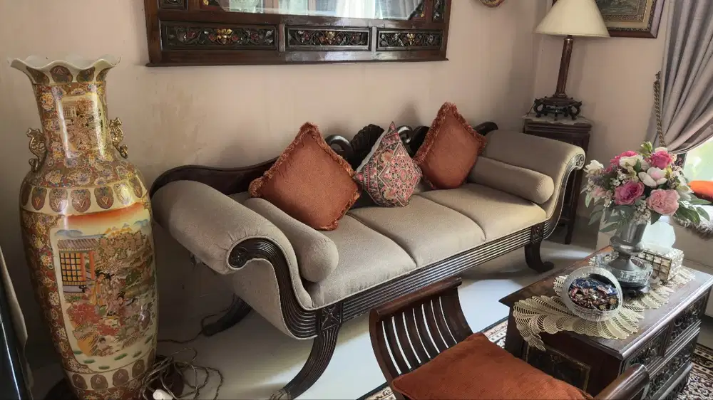 Sofa Tamu Klasik Premium – Kayu Solid Ukiran, Elegan & Terawat