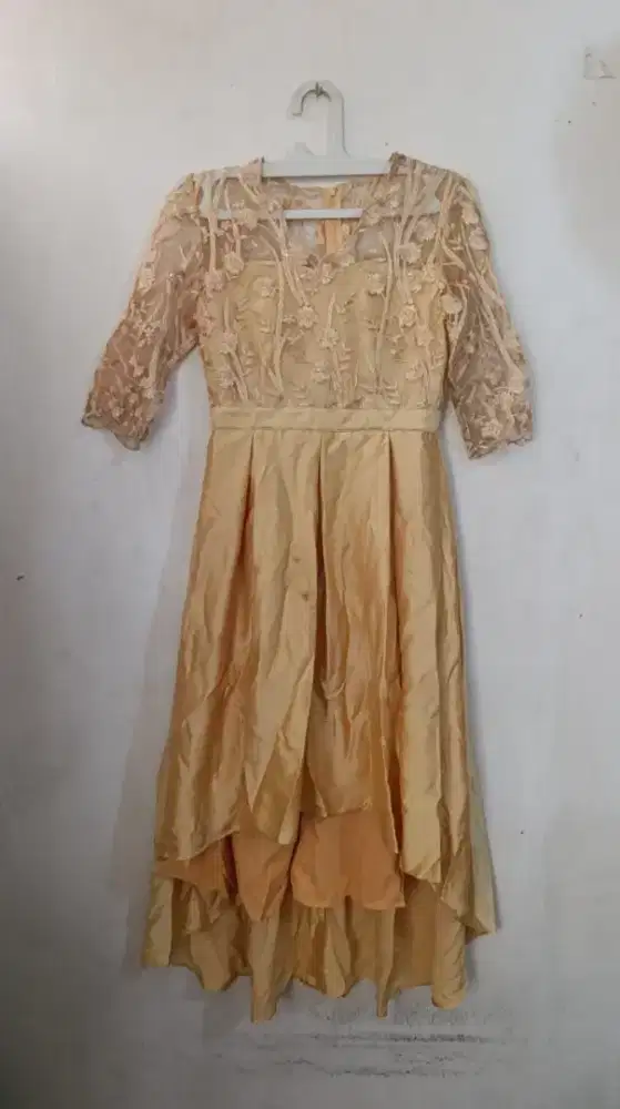Baju pesta terusan /dress warna Gold model bawahan pinguin