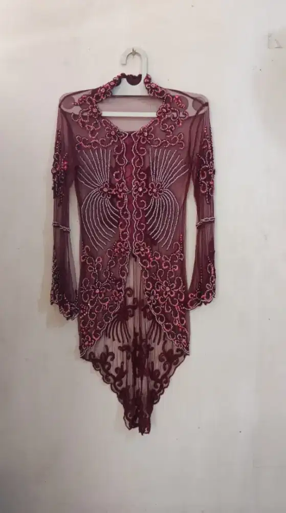 Kebaya mewah merah marun dengan banyak payet