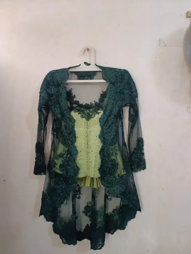 Kebaya dan bustier super mewah dengan payet cantik.