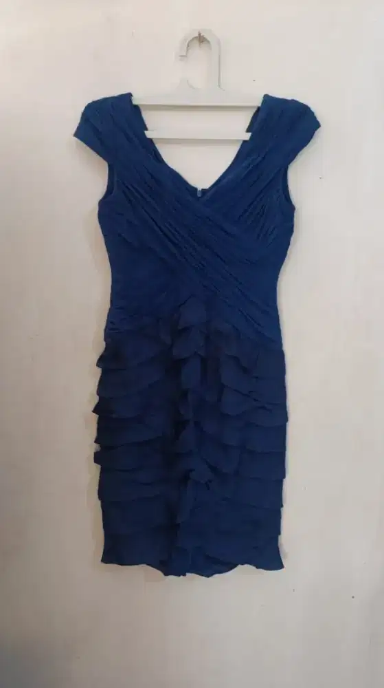Dress biru dongker dengan bawahan rempel.
