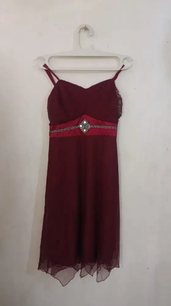 Dress merah marun dengan variasi belt cantik.