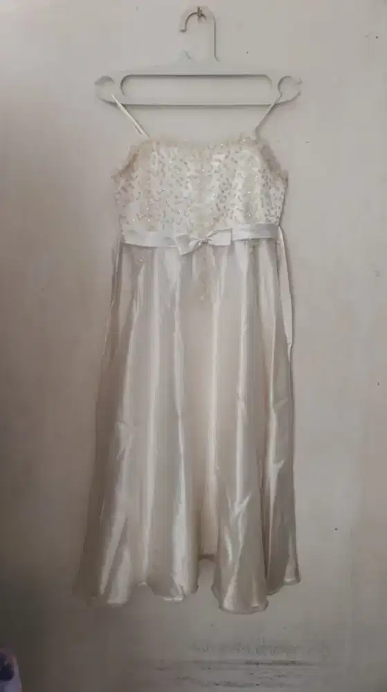 Dress cantik warna putih tulang.