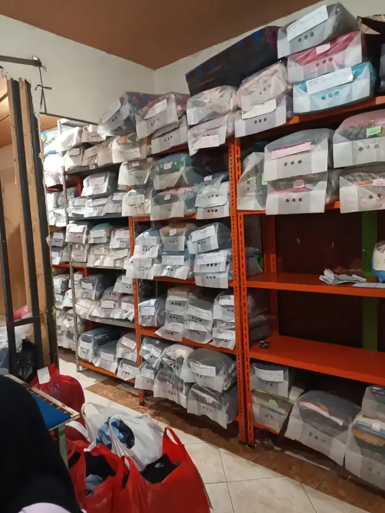 LAUNDRY BUTUH TUKANG SETRIKA UAP