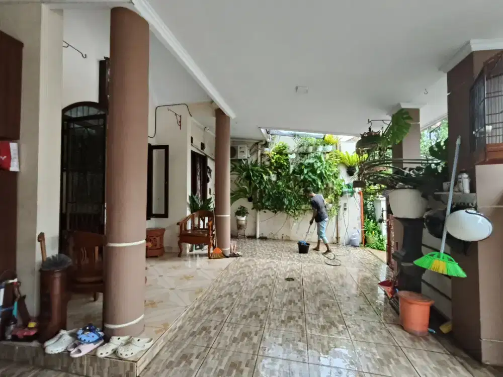 Dijual rumah asri dan nyaman karena pindah tugas