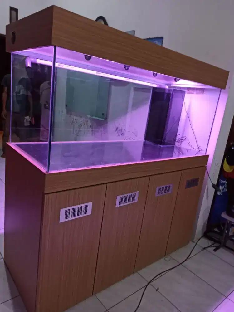 Aquarium + cabinet + shump