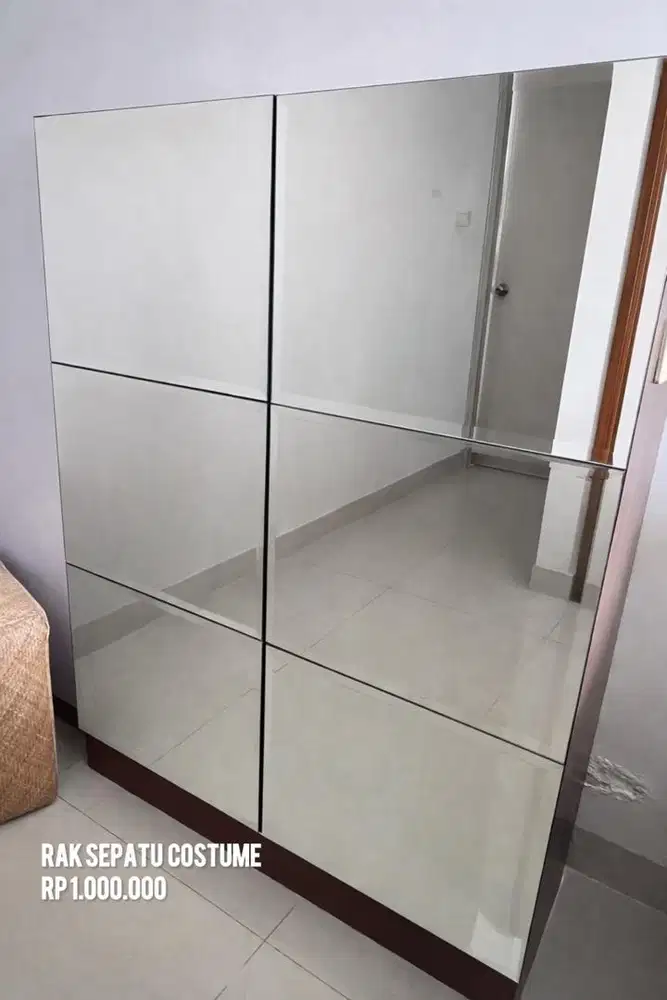 Rak sepatu custom dengan sentuhan pintu kaca