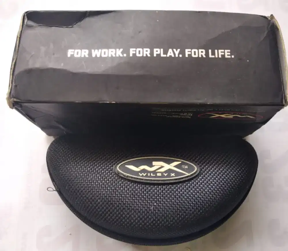 Aksesoris berMobil oakley uniqlo