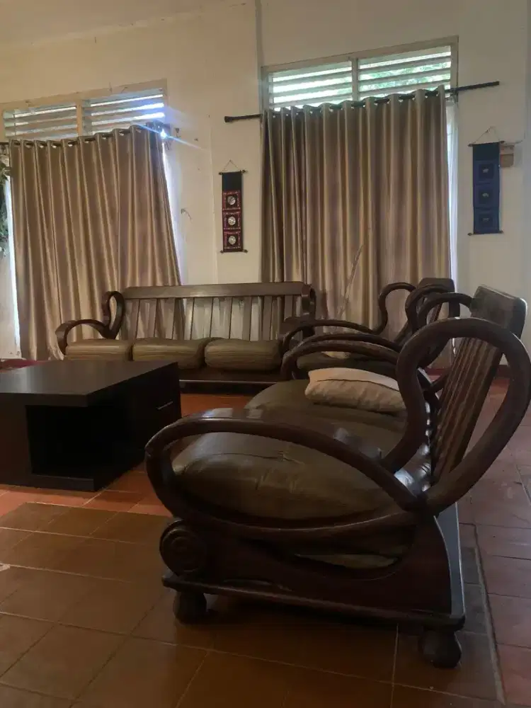 Kursi Jati tua dengan kulit