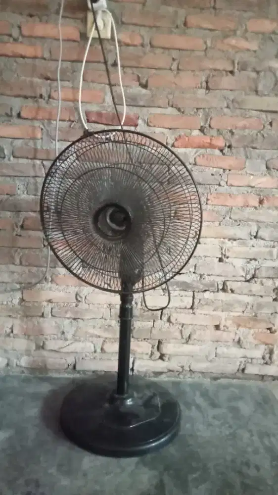 Kasur, lemari plastik, kipas, kompor, kulkas