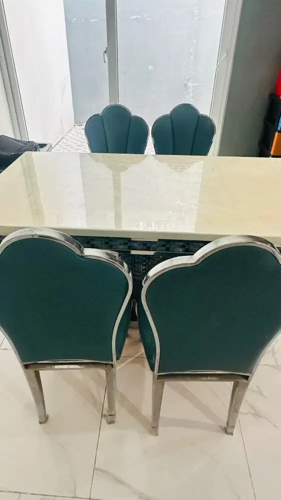 Preloved meja makan +4 kursi