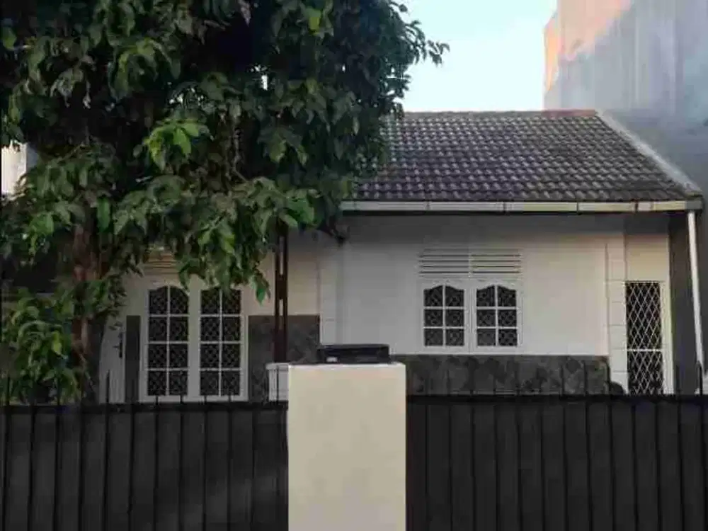 For Rent. Rumah strategis, parkir luas, bebas banjir di Kayu Putih, Jakarta Timur, bisa untuk usaha / gudang / silent office
