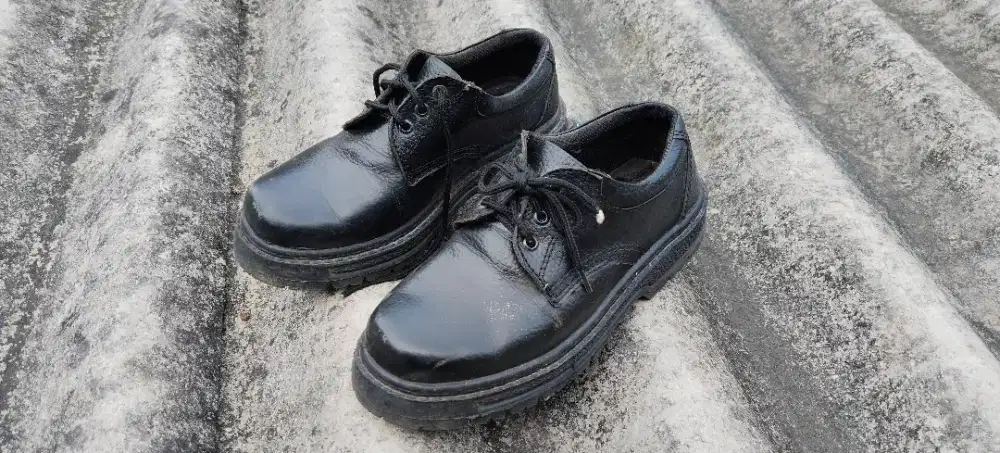 Dockers Sepatu kulit lapangan hitam size 39