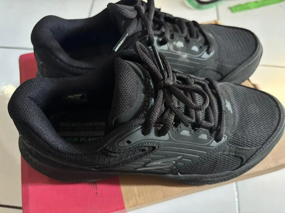 SEPATU SKECHERS HITAM