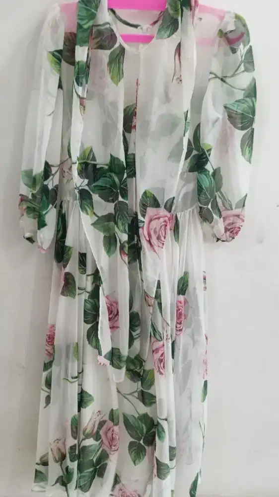 Dress bunga-bunga putih