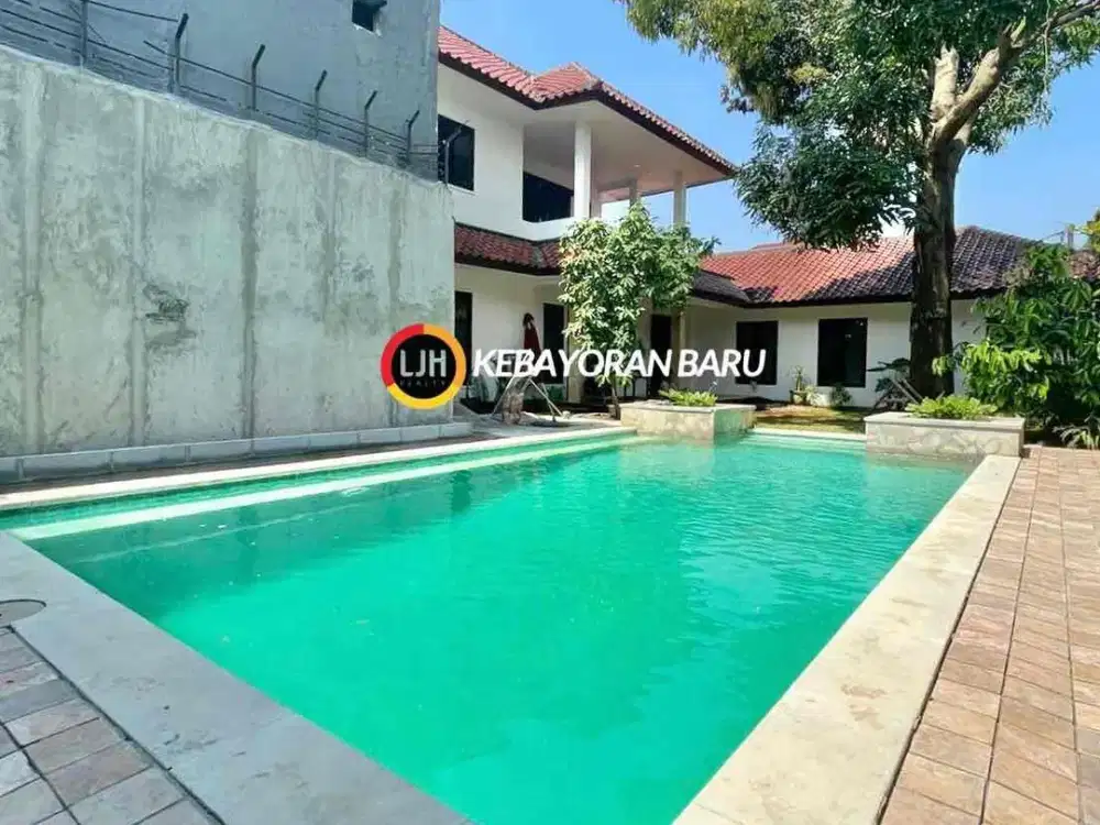 Rumah Tropical Modern, Halaman Luas di Kemang Jakarta Selatan