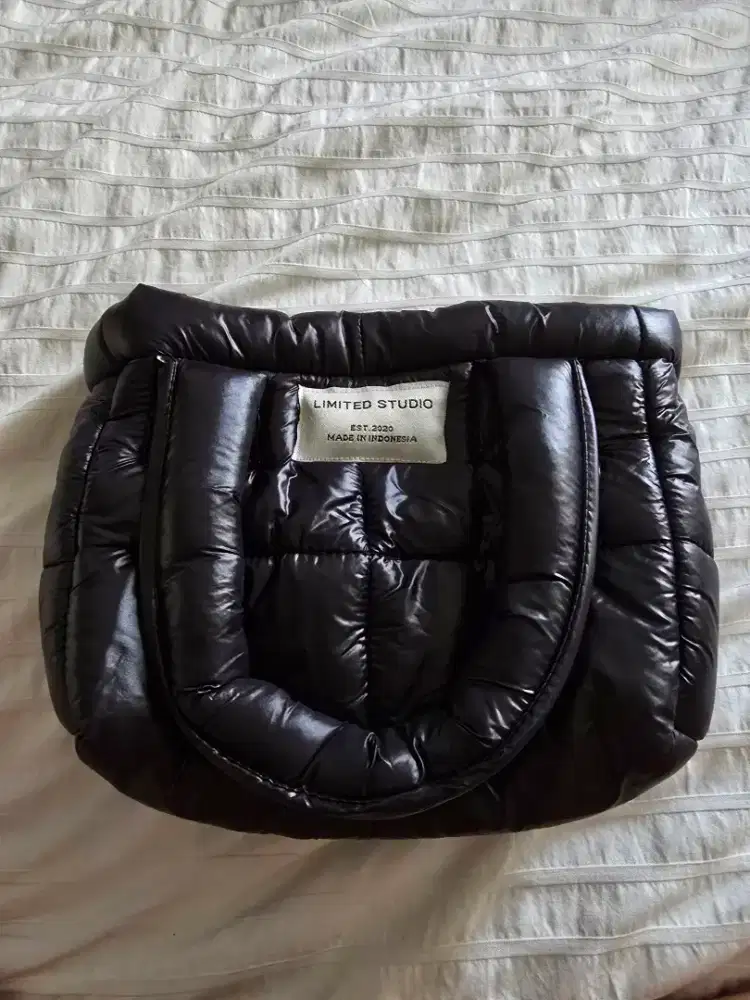 Tas Wanita Jinjing Kecil Hitam Merk Limited Studio