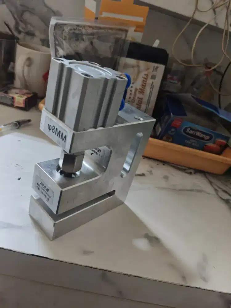 Alat pembuat lubang pneumatic (Hole Puncher)