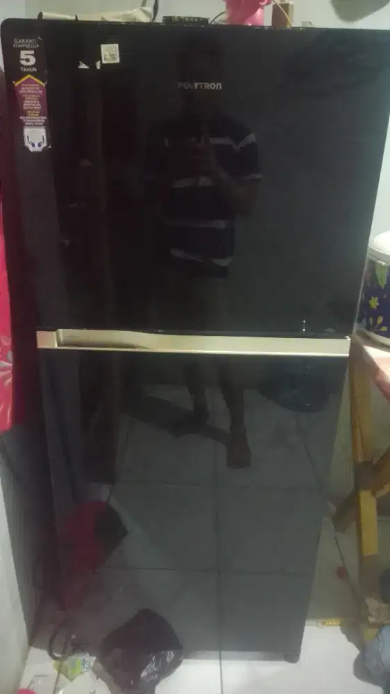 Di jual kulkas 2 pintu merek Polytron