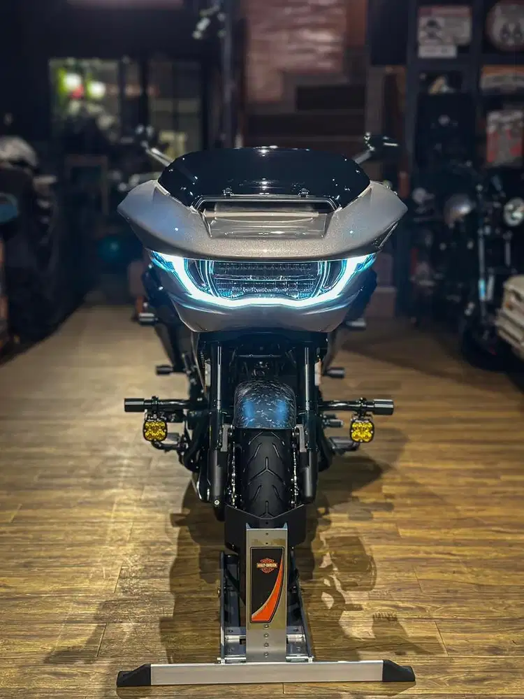 H-D All New Road Glide CVO 121 Facelift Full Hedon like new odo 900