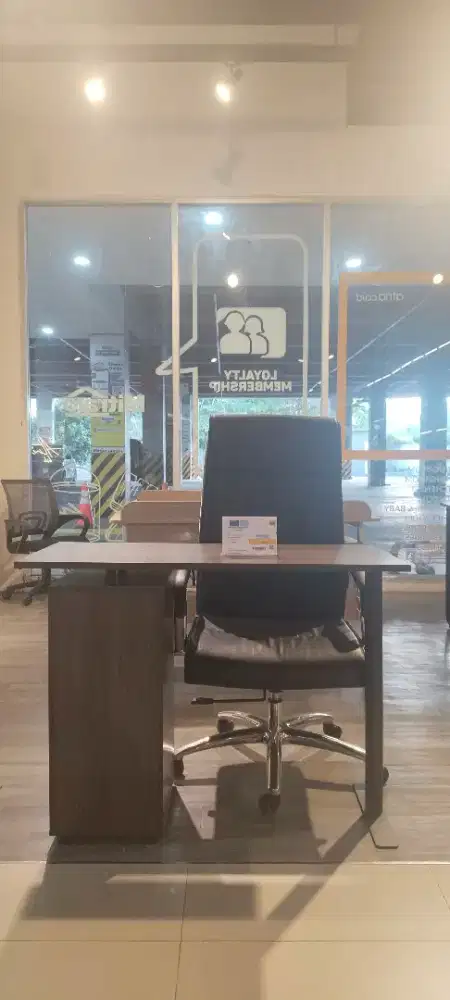 Meja kantor minimalis