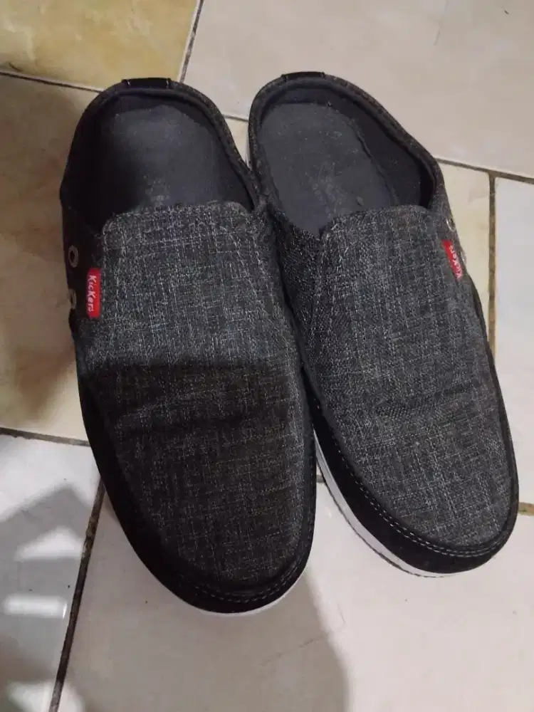 Sepatu ukuran 39