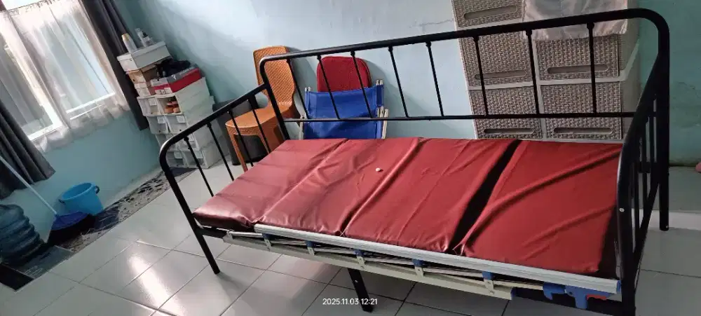 Kasur Lipat RS Warna Biru + Perlak Merah Terpasang