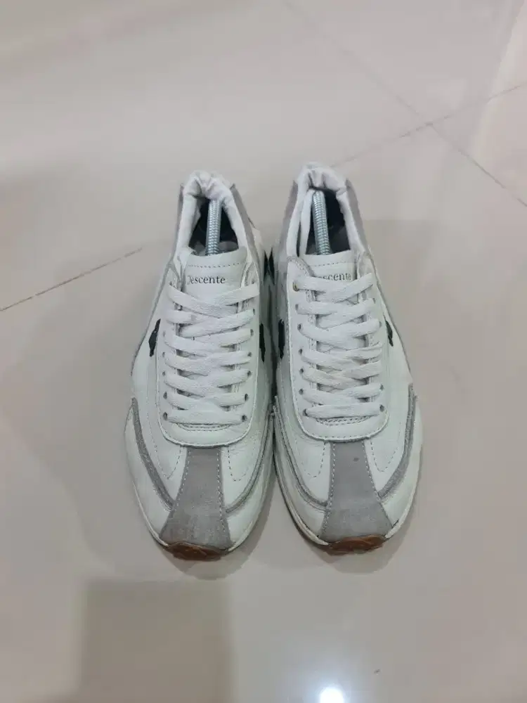 088. Sepatu Pria Descente Broken White Grey

Mantan / Bekas /Second