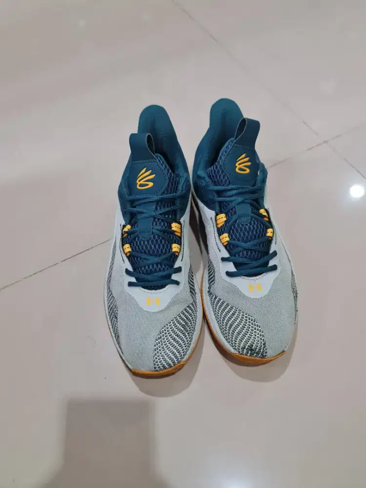 087. Sepatu Pria Under Armour Curry Hovr Green Tourmaline
Bekas Second