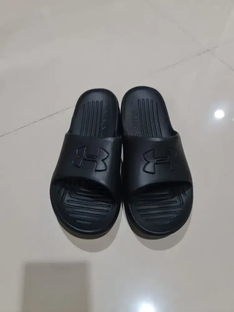 089. Sandal Pria Under Armour Black

Size : 42
insole : 27.0
Baru