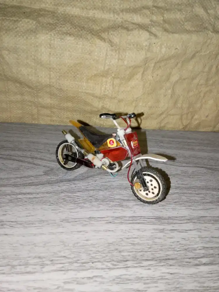 Motor Trail Miniatur Kreasi Tangan dari Korek Gas Bekas - Unik & Awet