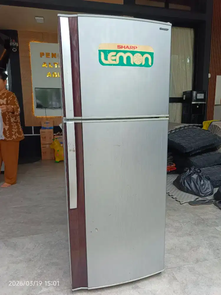 Sharp Kulkas 2 pintu tanpa biang Es dingin