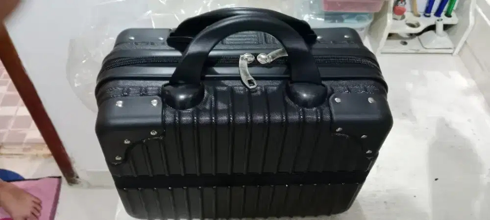 Koper kecil warna hitam