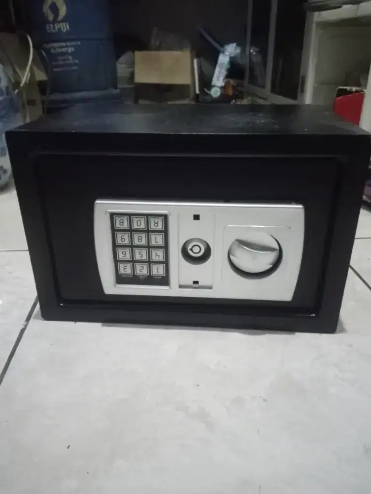 Brangkas kecil ukuran BPKB perhiasan wang dll masih fungsional