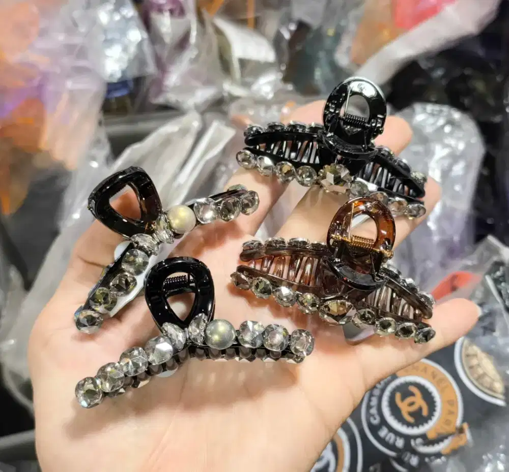 Dibutuhkan karyawati penjaga toko aksesoris