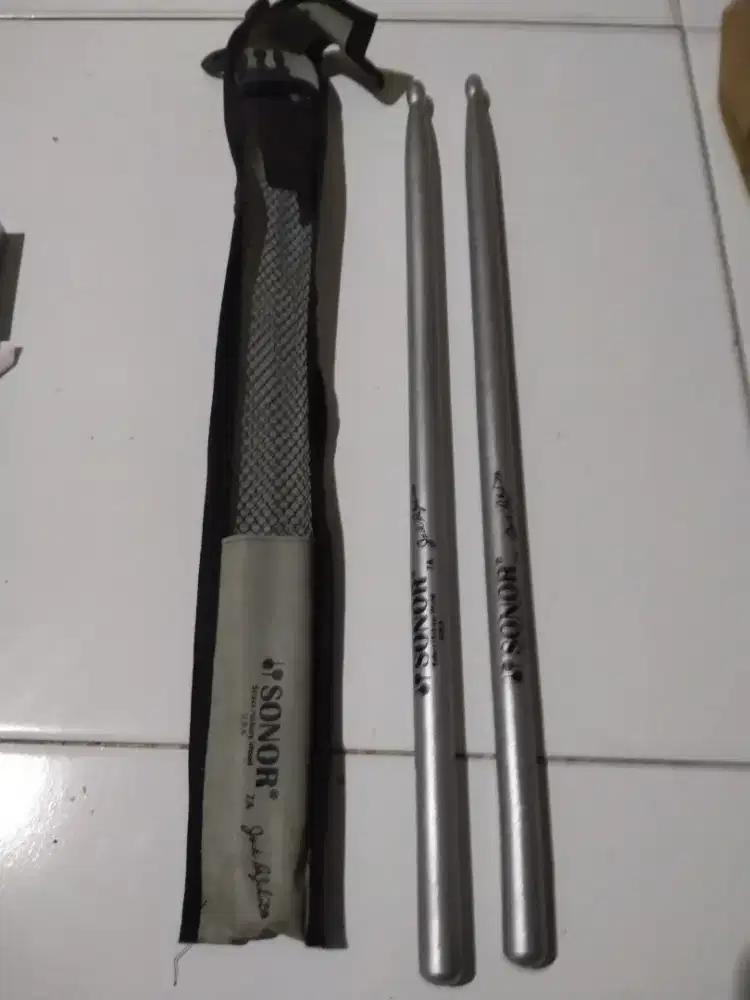 Satu pasang stik drum bonus sarung